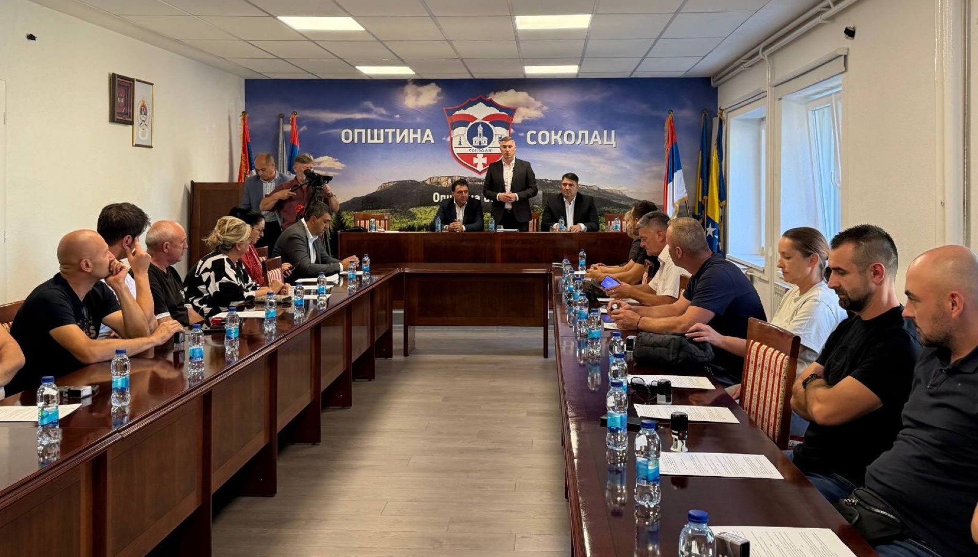 ЗА ЗАПОШЉАВАЊЕ 105 ЛИЦА У ХАН ПИЈЕСКУ И СОКОЦУ ВИШЕ ОД 905.000 КМ
